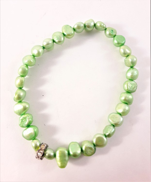 Enkelt Armband med Små Ljusgröna Pärlor och Ring med Strass