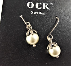 Örhängen med Liten Pärla Silverfärg ca 10 mm