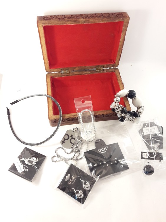 Handgjort snidat träskrin med armband, örhängen,  halsband, diadem, hårklämmor, nageldekorationer (svart och vitt)