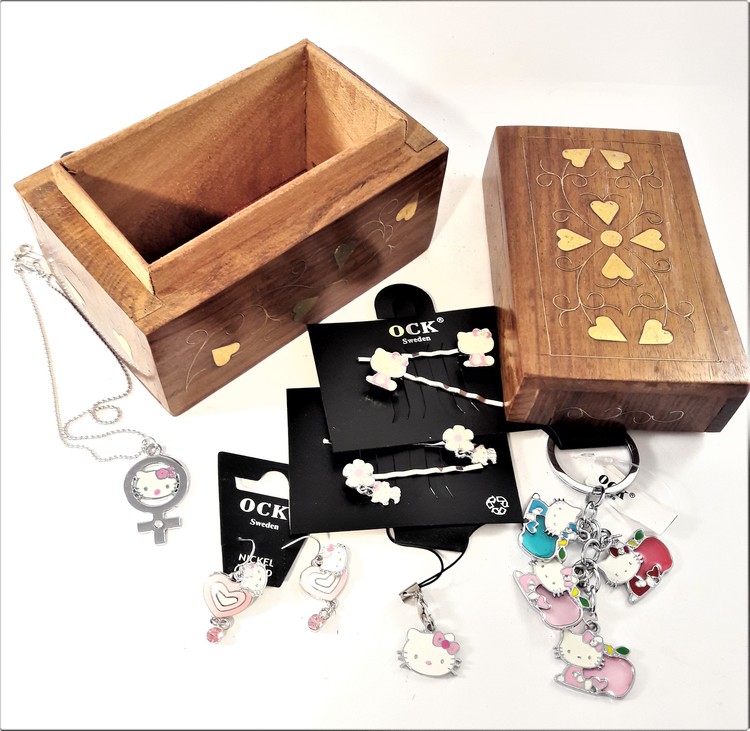 Handgjort snidat träskrin med nyckelring, örhängen, halsband, mobilhänge, hårklämmor (Hello Kitty)