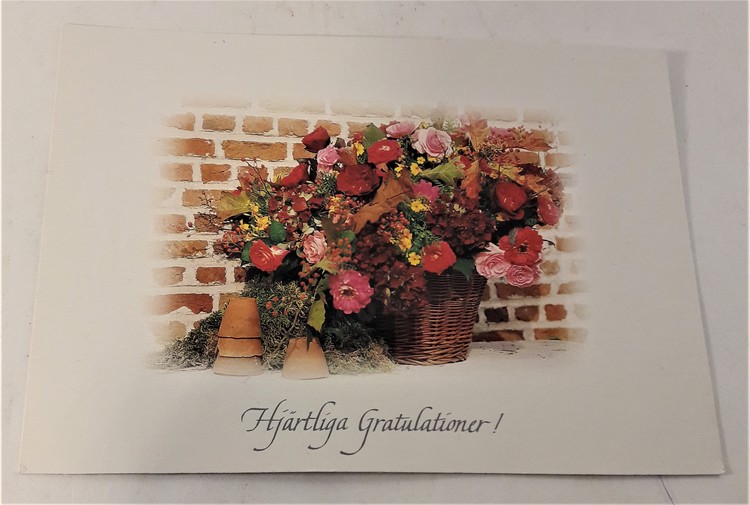 Kort/vykort med blomsterkorgmotiv, "Hjärtliga gratulationer"