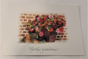 Kort/vykort med blomsterkorgmotiv, "Hjärtliga gratulationer"