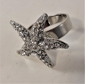 Snygg ring med gnistrande vit sjöstjärna, 18 mm