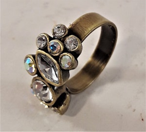 Guldfärgad ring med gnistrande stenar, 19 mm