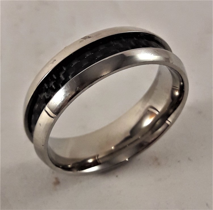 Silverfärgad ring med svart band
