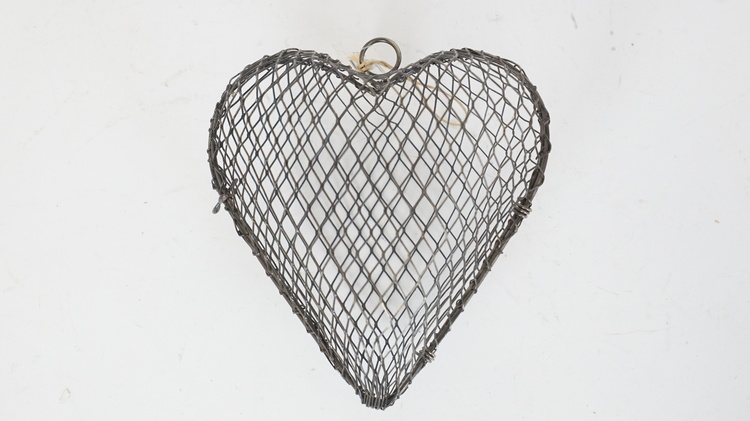 Trådkorg i form av ett hjärta, med hängögla