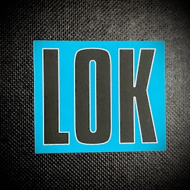 Klistermärke | LOK-loggan" (Svart logo + Silver Outlined / Turkos-Blå Bakgrund)