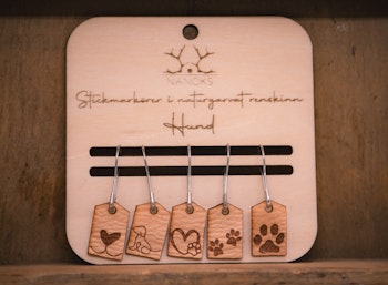 Stickmarkörer i renskinn, hund