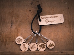 Stickmarkörer i trä, skogen