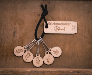 Stickmarkörer i trä, blad