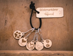 Stickmarkörer i trä, hund