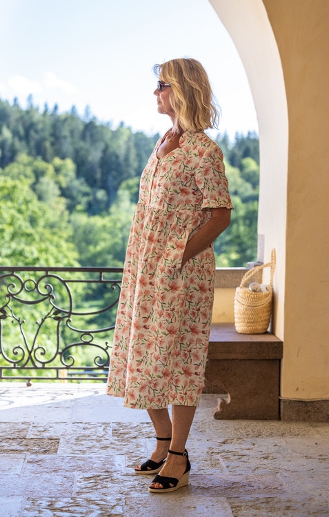 Klänning Tilda i GOTS certifierat linne. Det vackra blommönstret  kommer från en original akvarellmålning av Anna Hedeklint. Klänningen sys i Sverige.