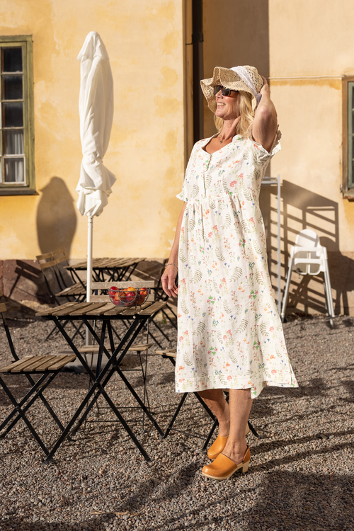Klänning Veronica i GOTS certifierat linne. Sys i Sverige. Det vackra botaniska mönstret kommer från en original akvarellmålning av Anna Hedeklint.