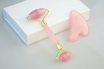 Eksklusive Jade-roller i Rose Quartz med Gua Sha-sten