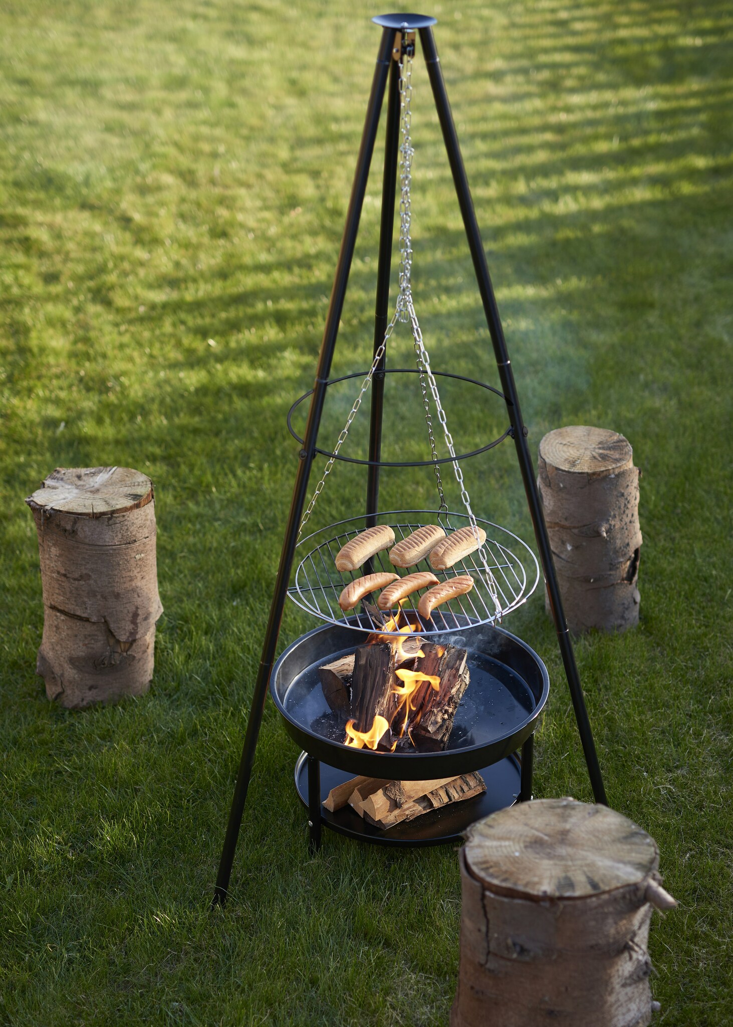 Tripod eldstad utomhus med justerbar hängande grill
