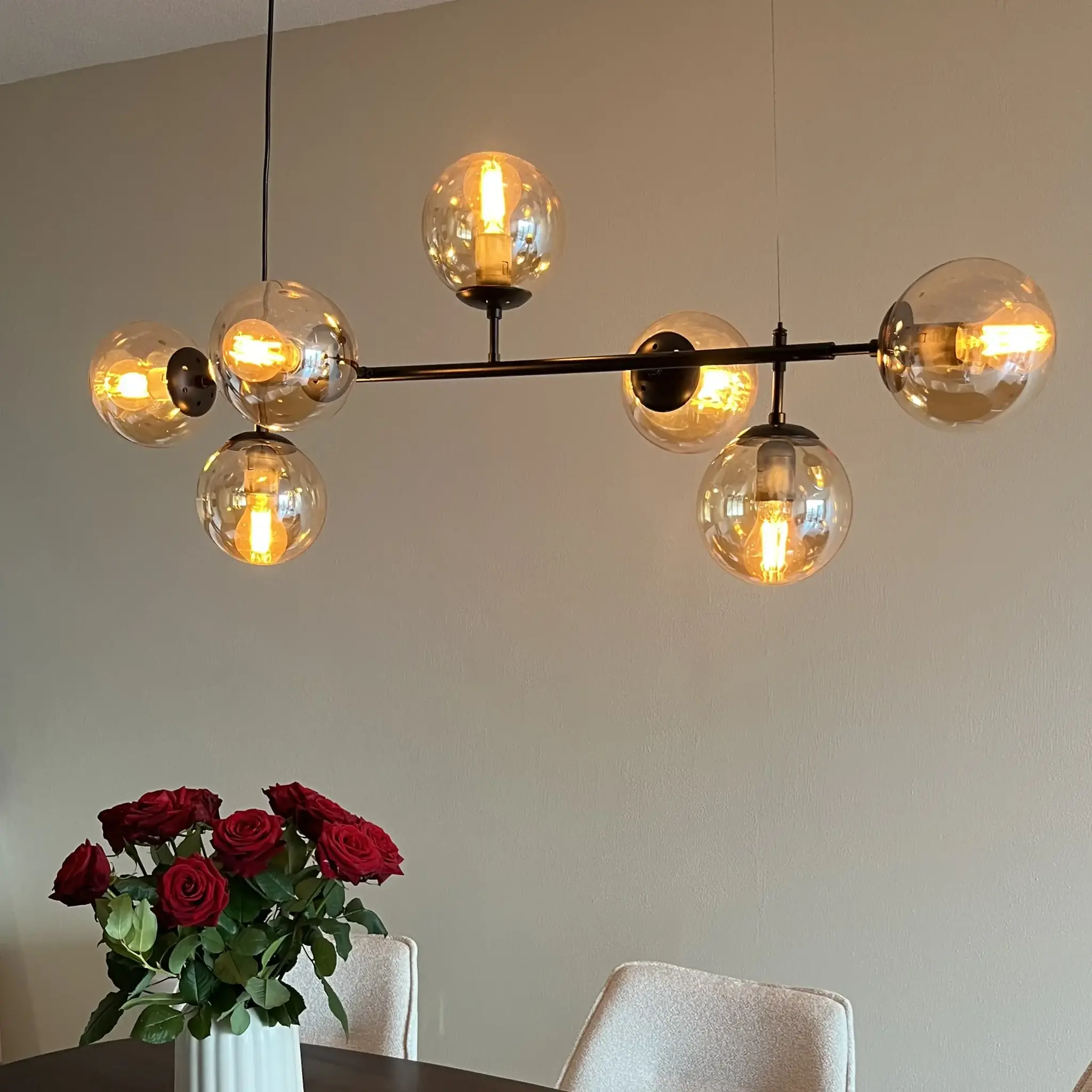 Design taklampa svart ram och bärnstensfärgade glaskulor – Hepta