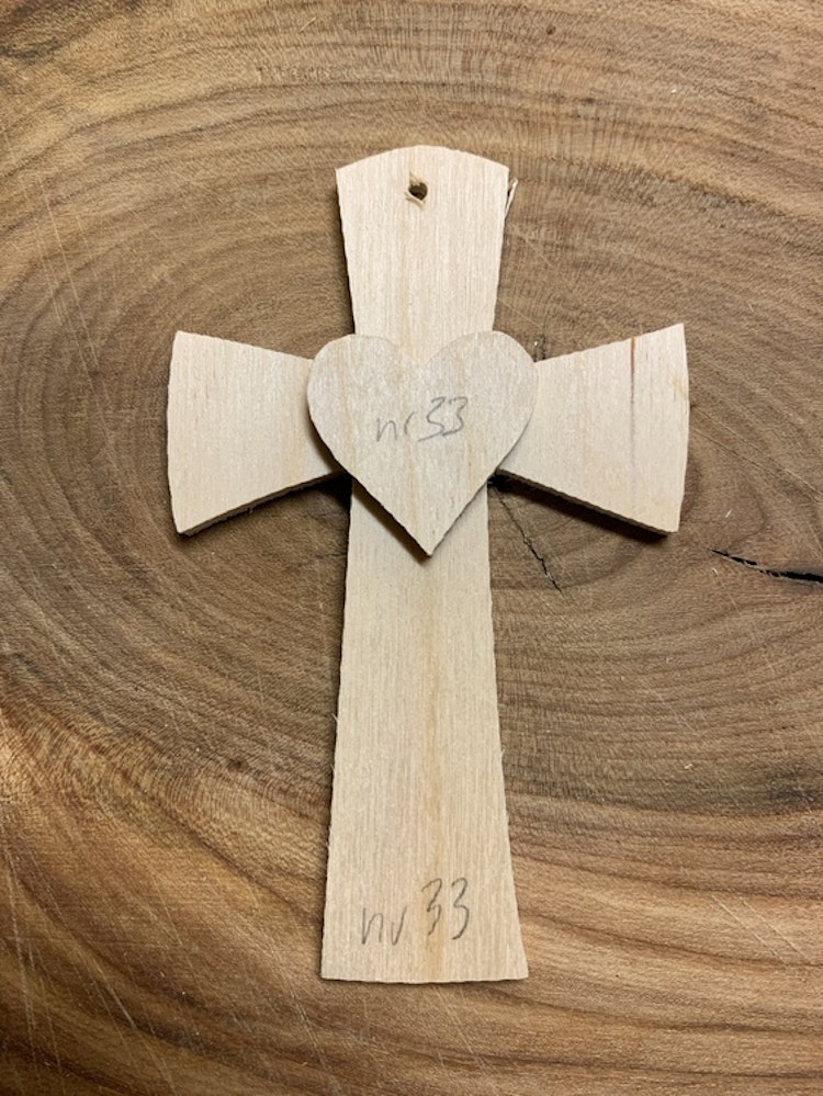 Trä kors med hjärta nr 33, 6,5x10 cm, 3 mm