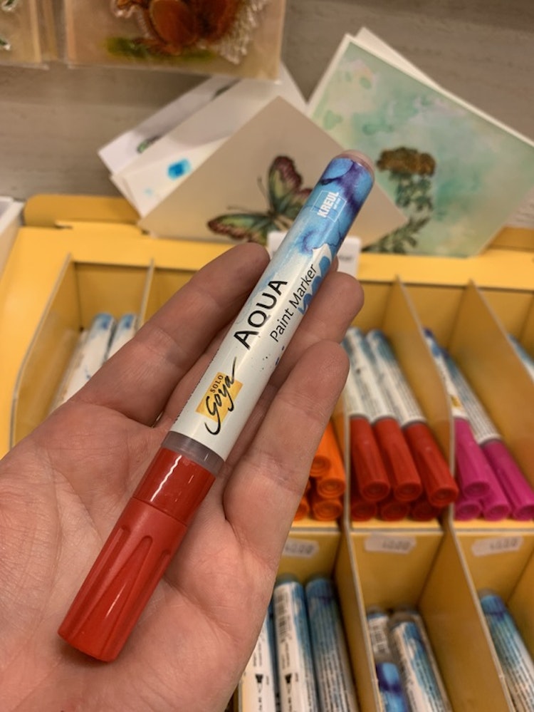 Karmin röd penna med penselspets
