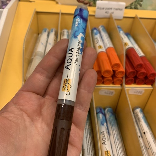 Mörk brun penna med penselspets