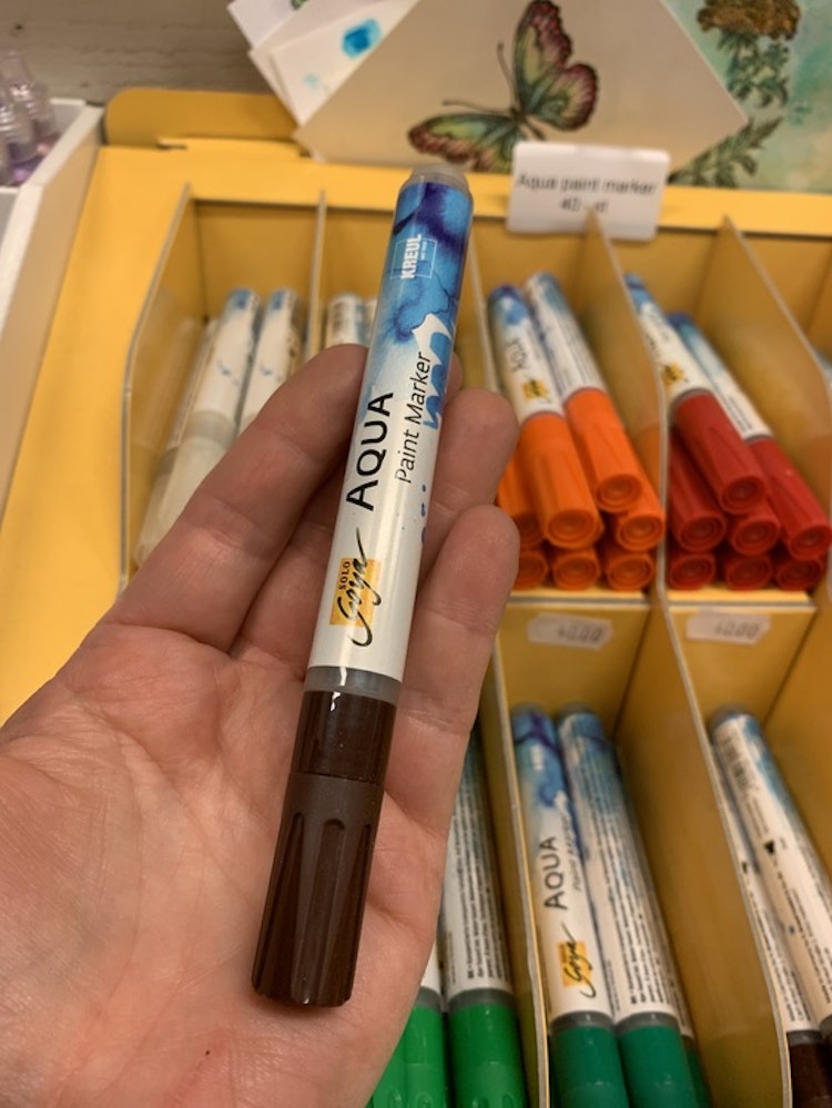 Mörk brun penna med penselspets