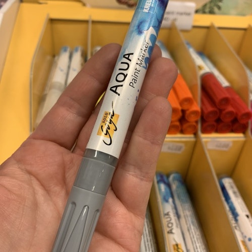 Ljusgrå en penna med penselspets