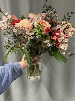Floristen väljer en passande vas
