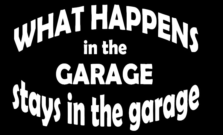What happens in the garage stays in the garage dekal, passar perfekt att ha i garaget