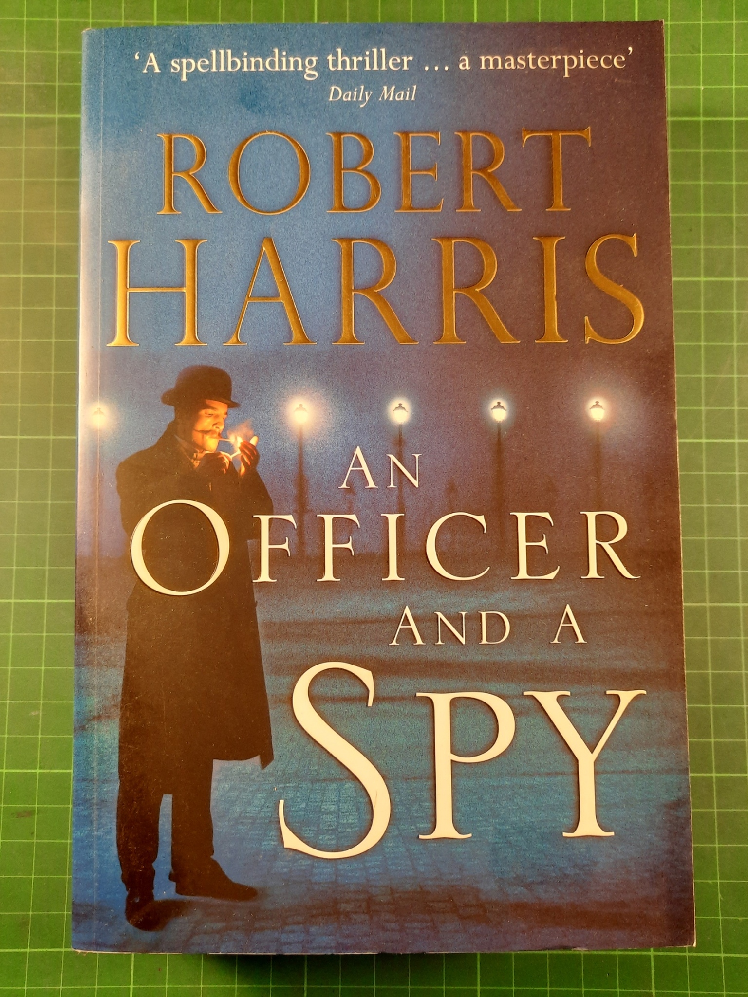Robert Harris : An officer and a spy