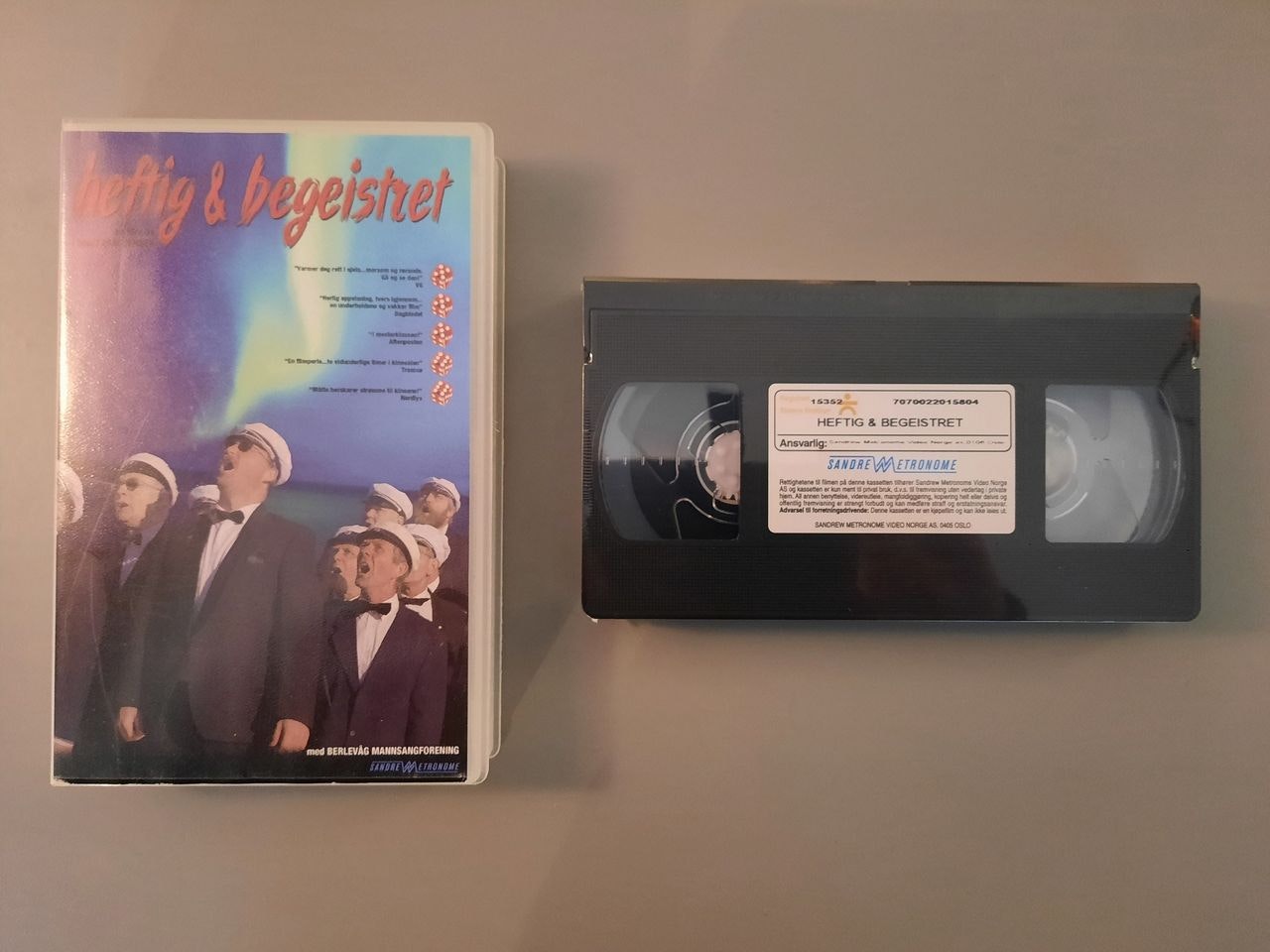 VHS "Heftig og begeistret" Fortsatt forseglet