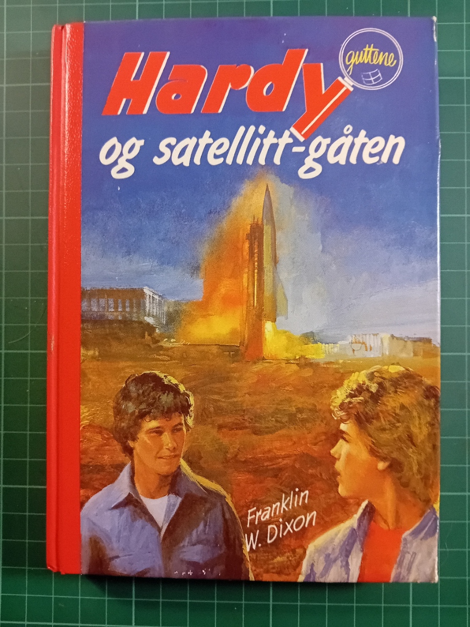 090: Hardy-guttene og satellittgåten