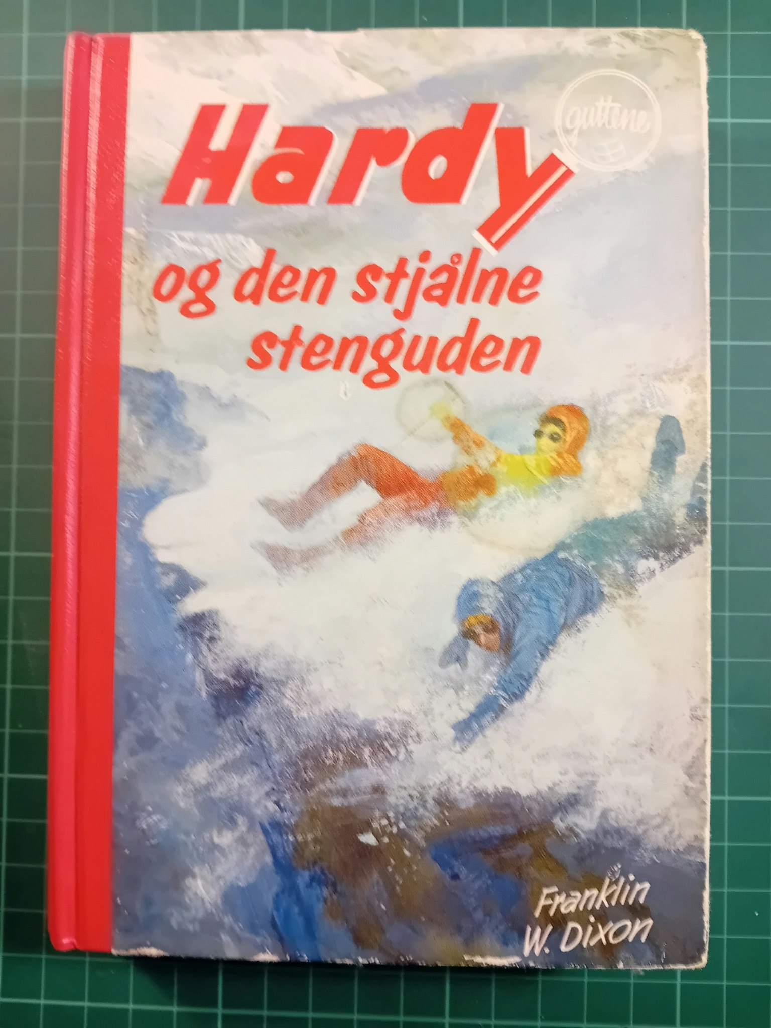 077: Hardy-guttene og den stjålne stenguden