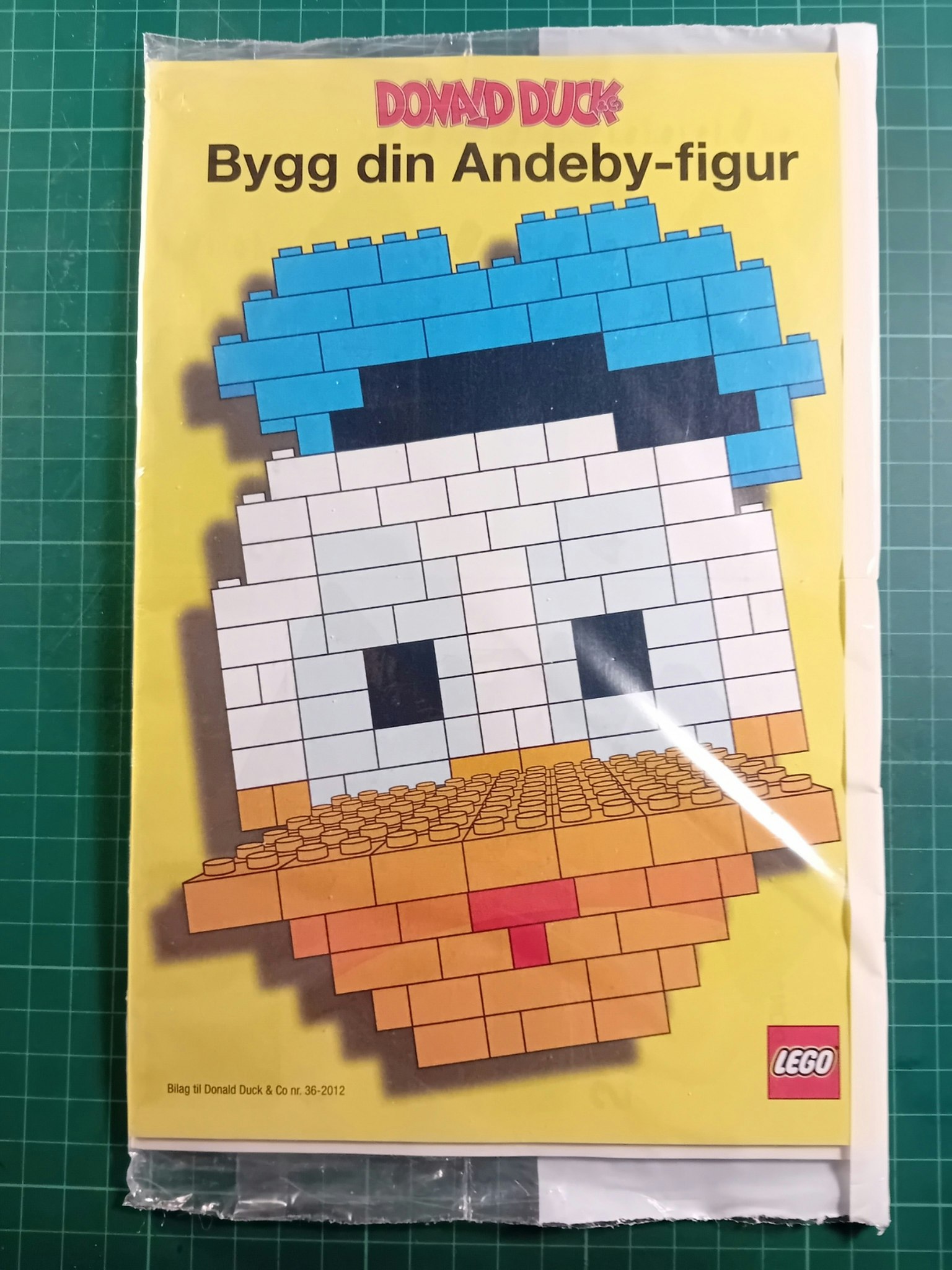 Donald Duck & Co 2012 - 36 Forseglet m/bilag Bygg din Andeby figur i Lego