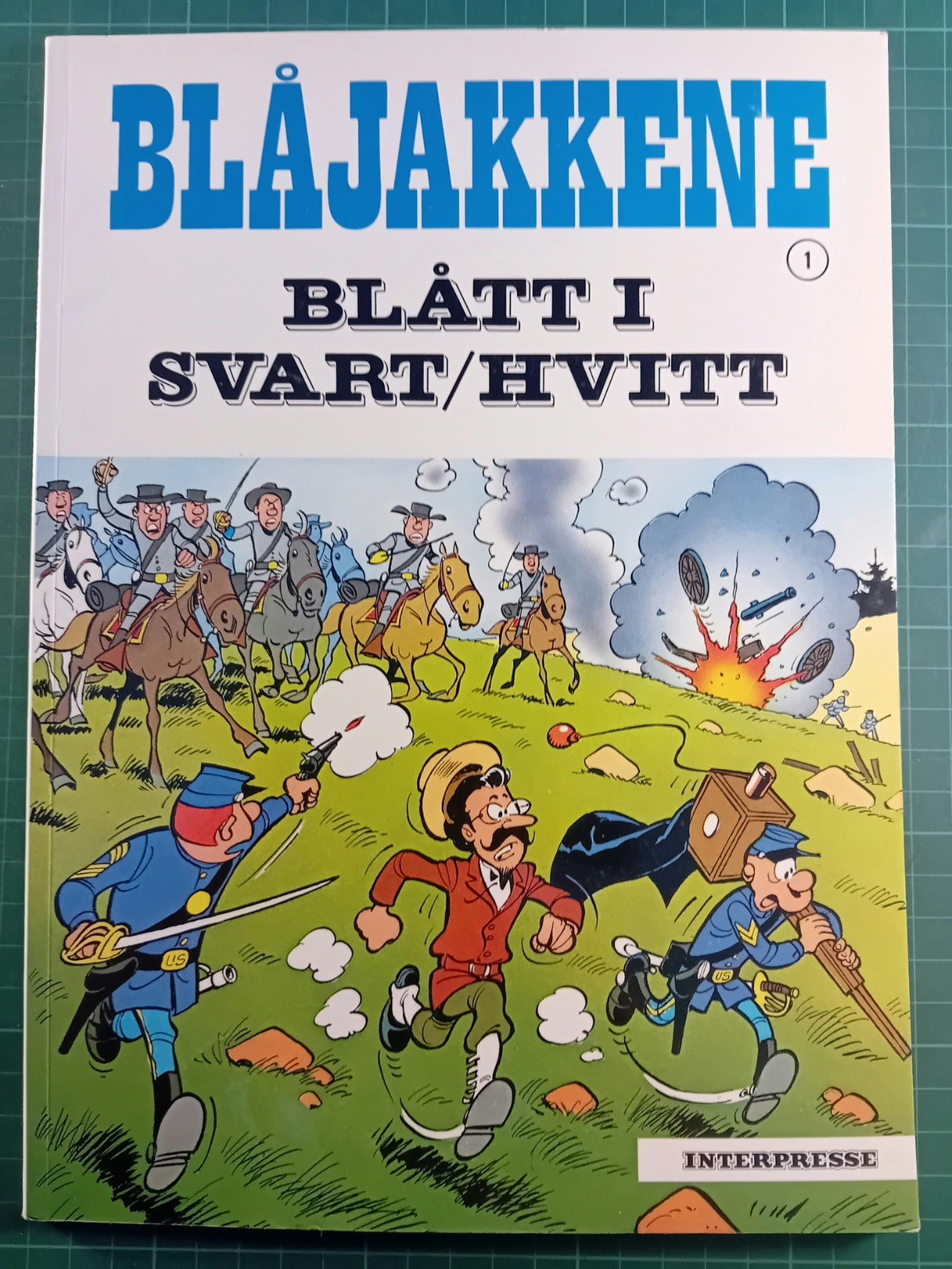 Blåjakkene 01 Blått i svart/hvitt