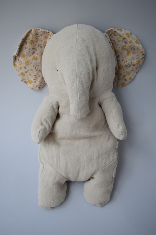 Stor elefant i mjukaste linne från Maileg - presentstudion