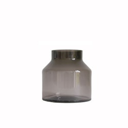 Elegant handblåst vas i rökfärgat glas från Onshus