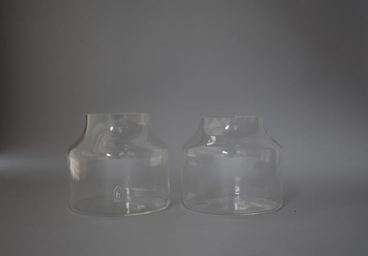 Elegant handblåst vas i klarglas tillverkad från Onshus
