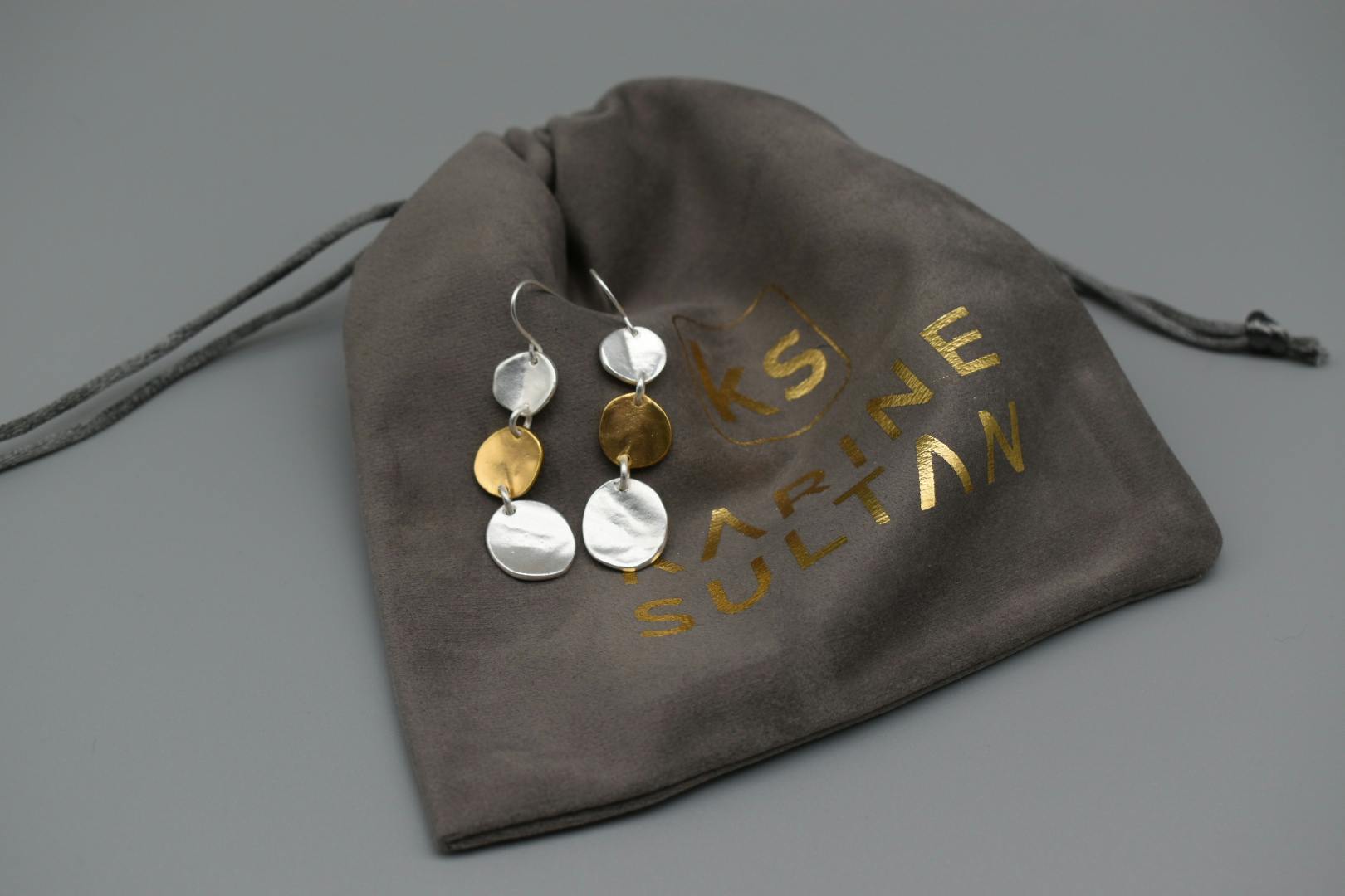 Handgjorda örhängen i guld och silver från Karine Sultan