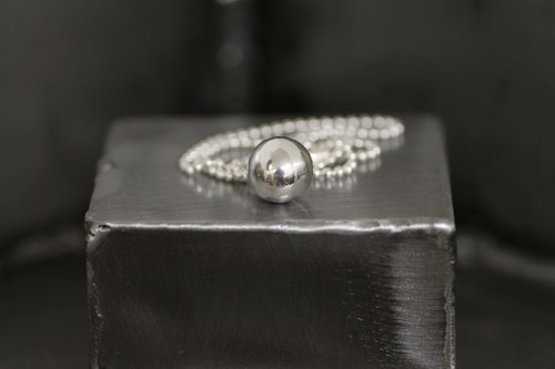 PENDANT - Silverhalsband med gjuten blank kula