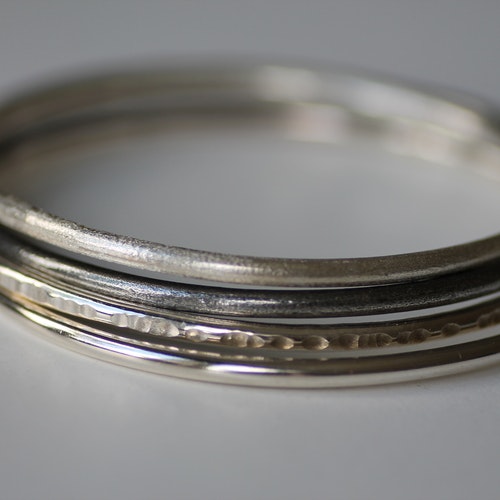 CIRCLE- Armring i silver med olika ytor