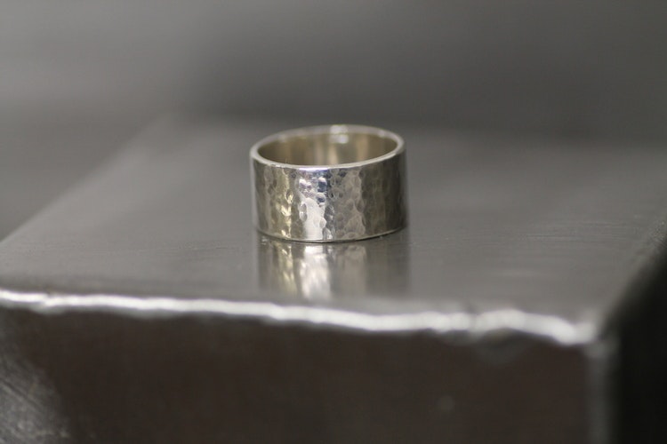 BROADWAY - Bred silverring med hamrad yta