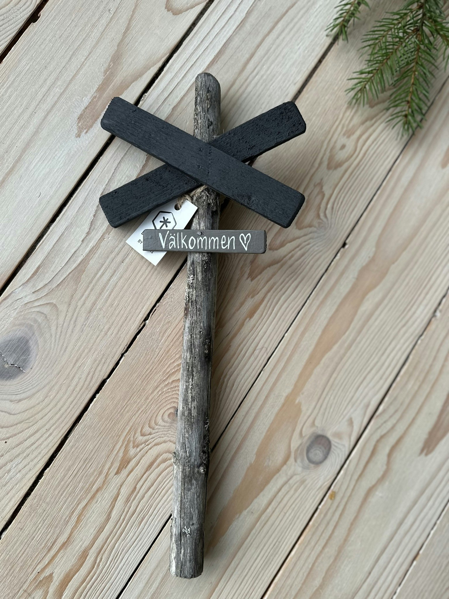 Väggskylt Ledkryss " Liten ” - Egen text - 3 färger