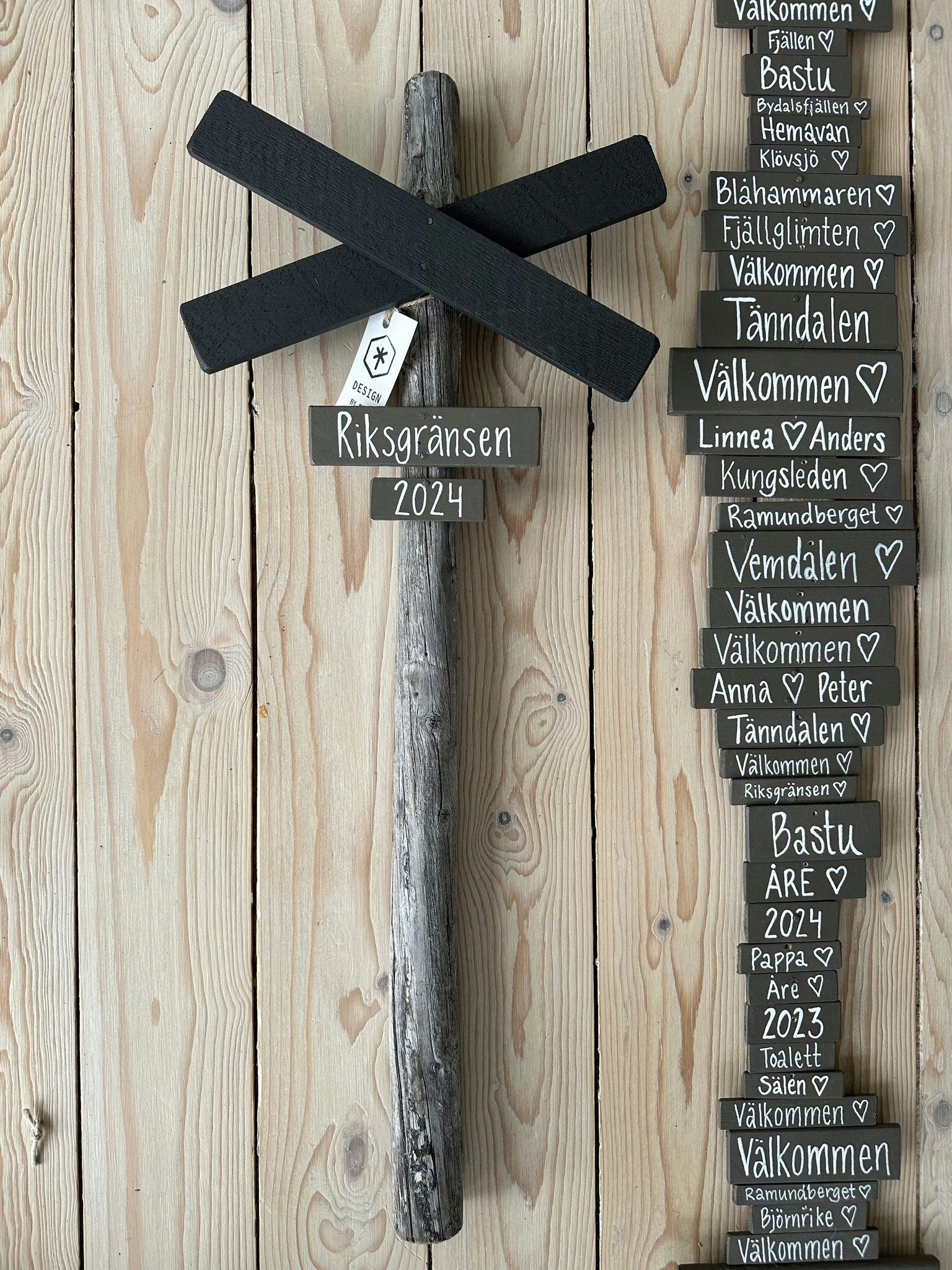 Väggskylt Ledkryss " Stor " - egen text - 3 färger