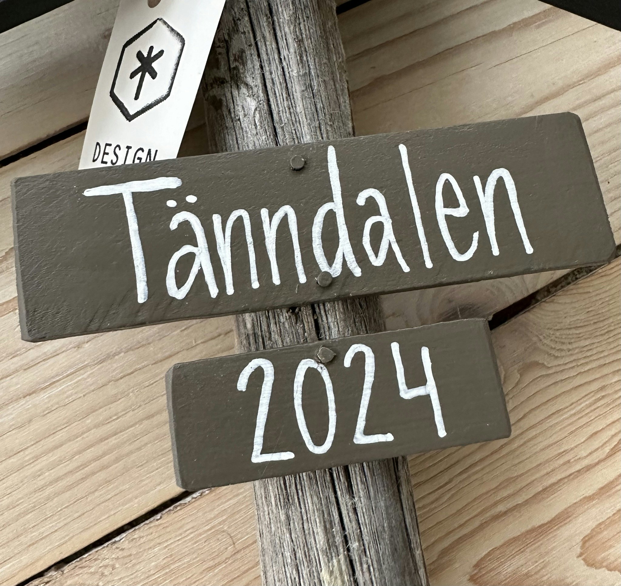 Väggskylt Ledkryss " Stor " - egen text - 3 färger