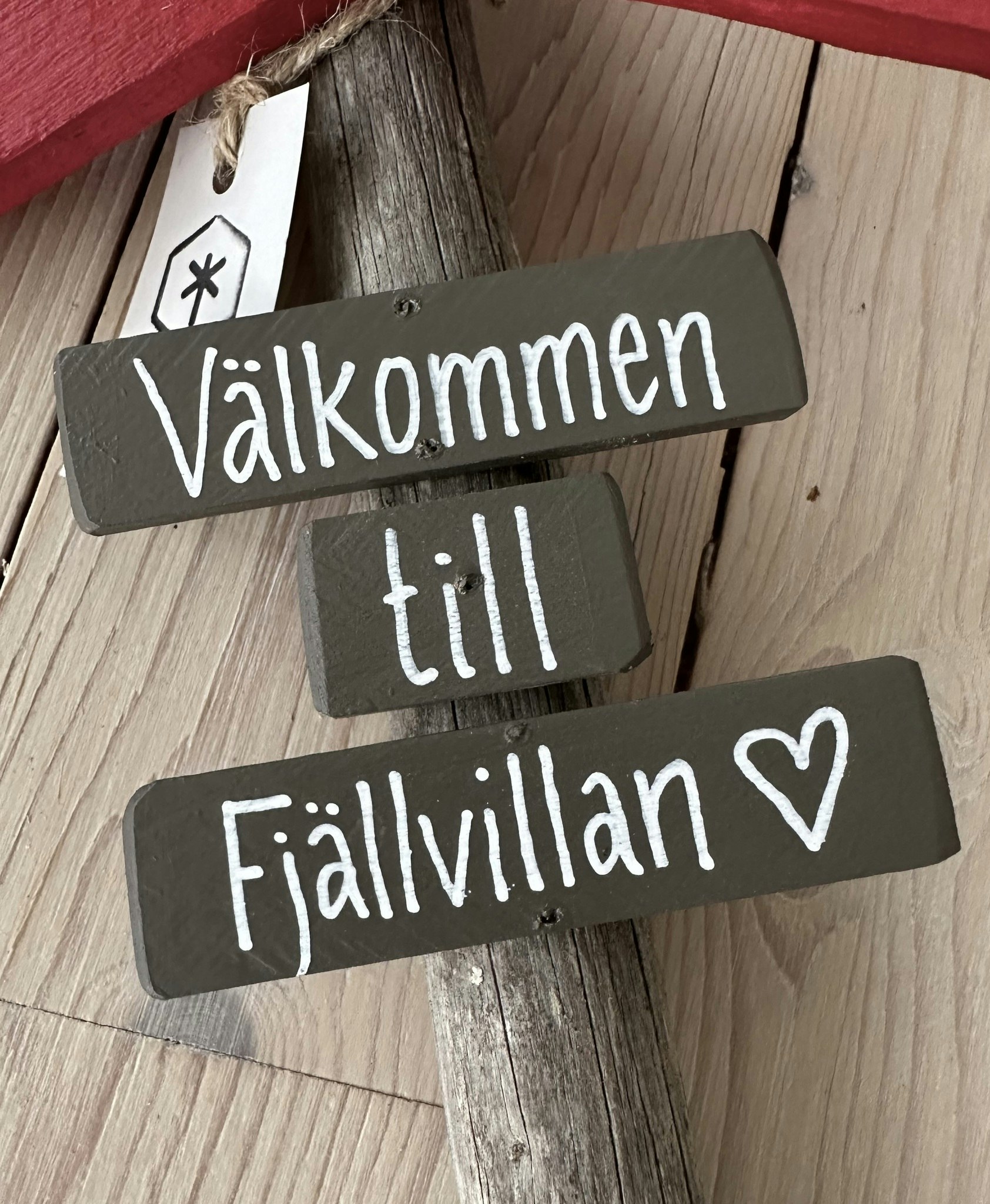 Väggskylt Ledkryss  "Mellan” -Egen text-3 färger