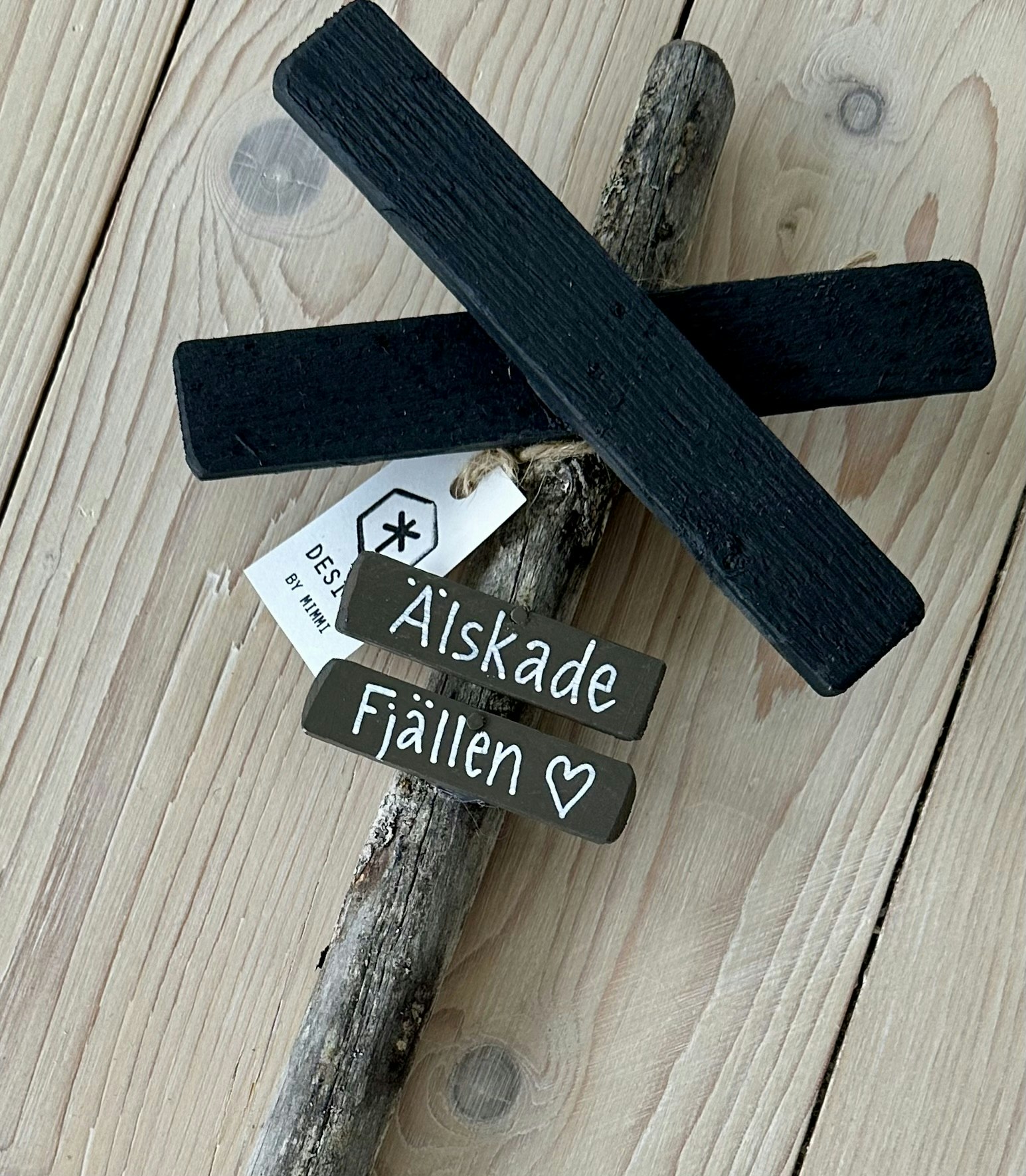 Väggskylt Ledkryss " Liten ” - Egen text - 3 färger