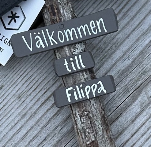 Väggskylt Ledkryss " Liten ” - Egen text - 3 färger