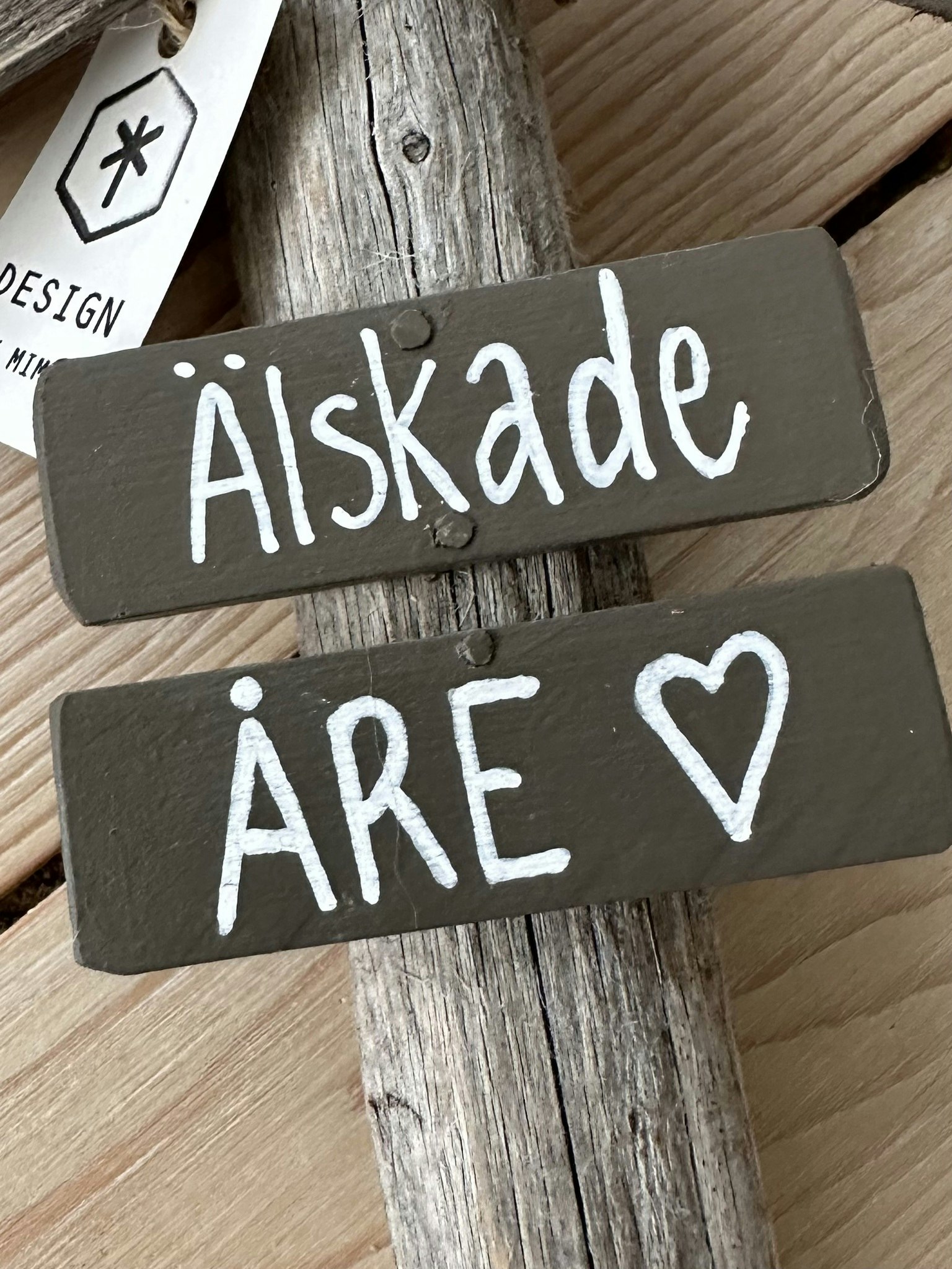 Väggskylt Ledkryss  "Mellan” -Egen text-3 färger