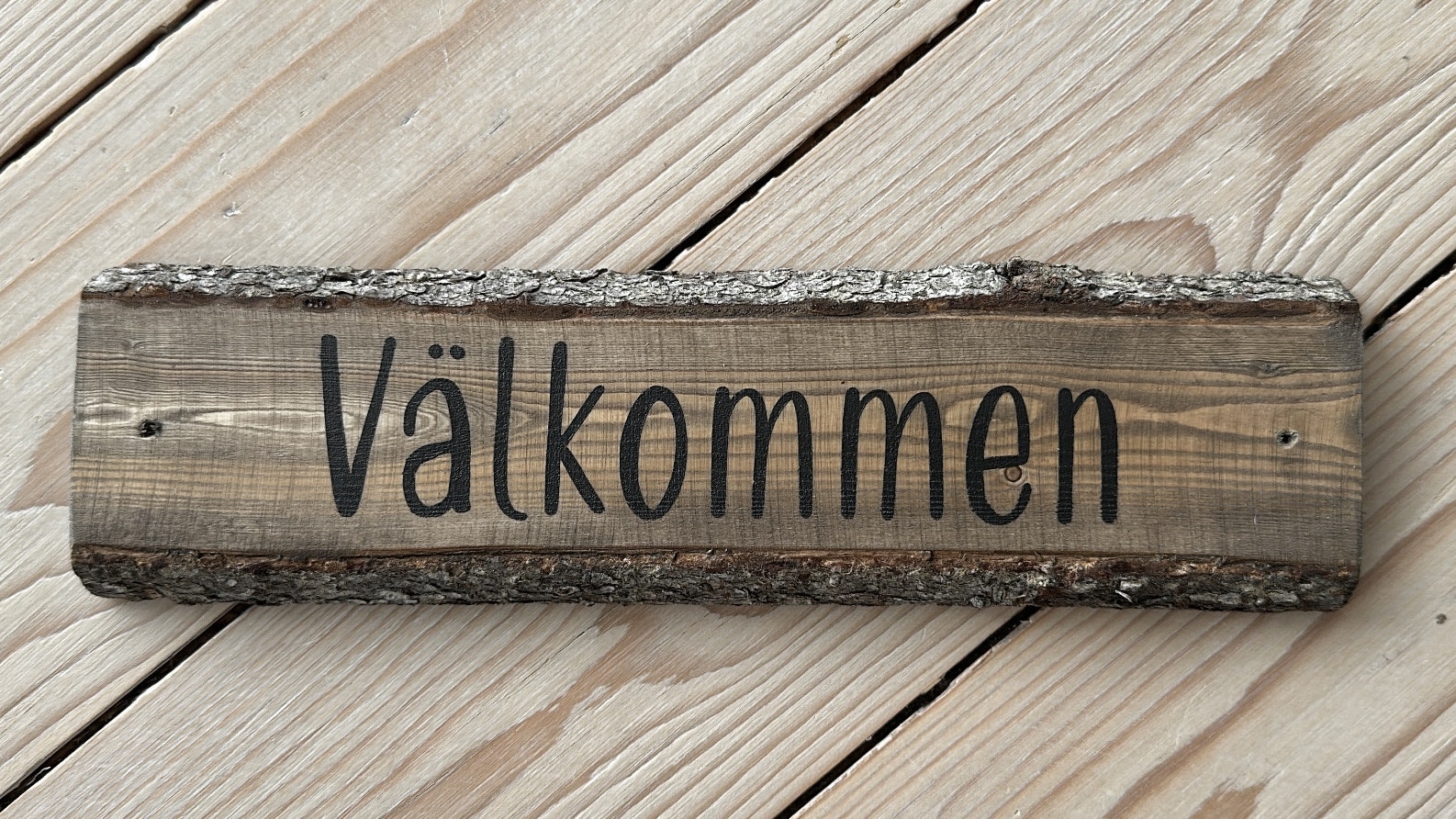Välkommenskylt av gran