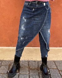 Jeans med förkläde och slitning  blå
