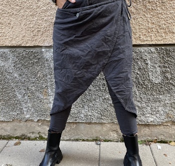 Grafitgrå jeans m förkläde Stajl